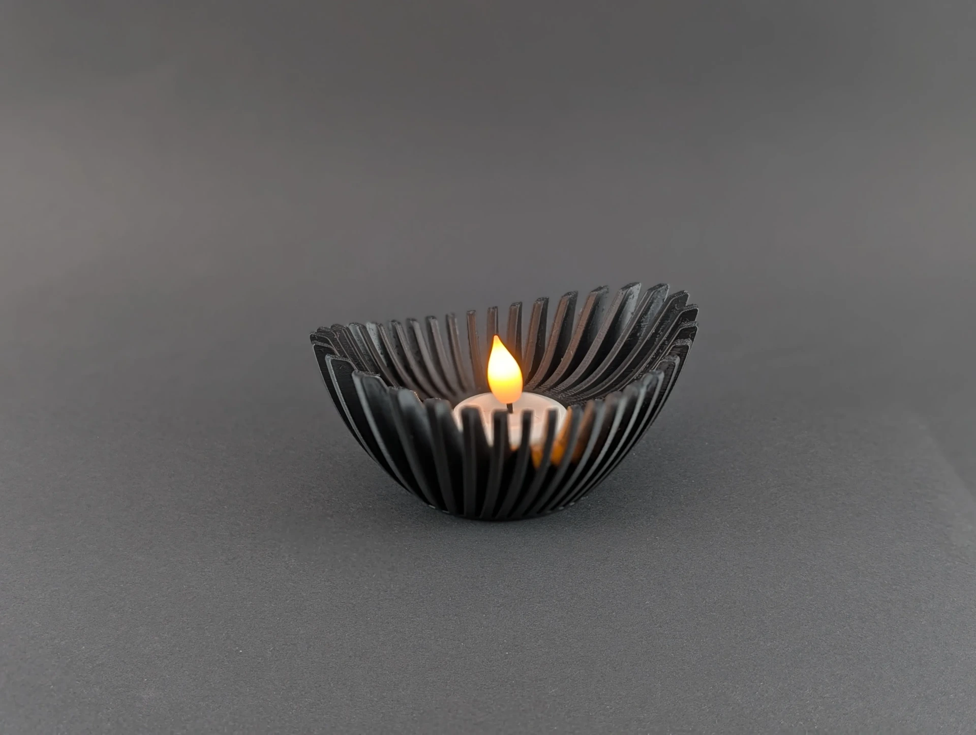 [NML-DESI-LYS-SOR-002] LED Fyrfadsstage Kaska – Slat | Sæt med 3 stk. Struktureret Design med Åbne Lameller (Sort)